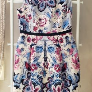 Adrianna Papell, Lined, Floral Dress With pockets. Size 8.